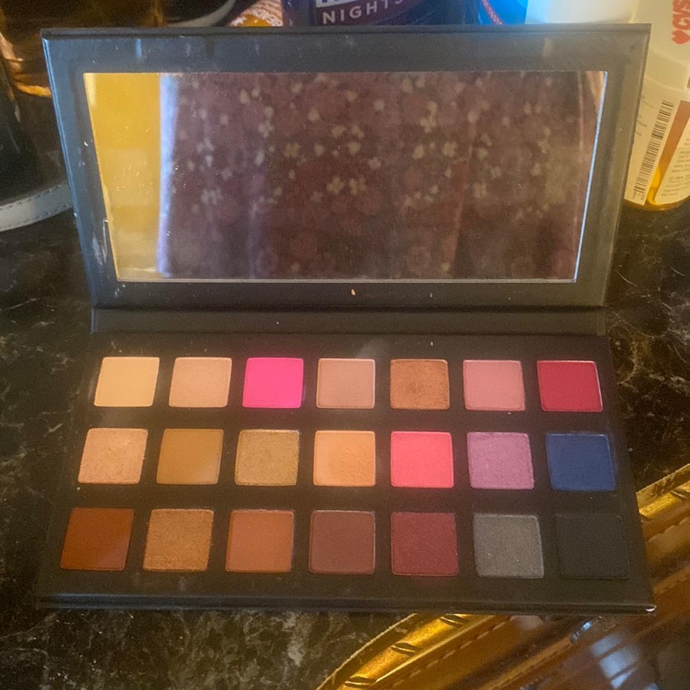 Kylie Cosmetics Sipping Pretty Birthday Palette